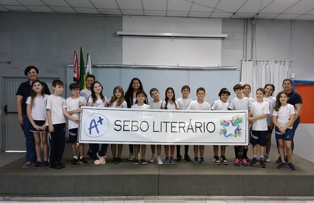 Alunos do Colégio Almeida Júnior arrecadam livros para o Sebo Literário