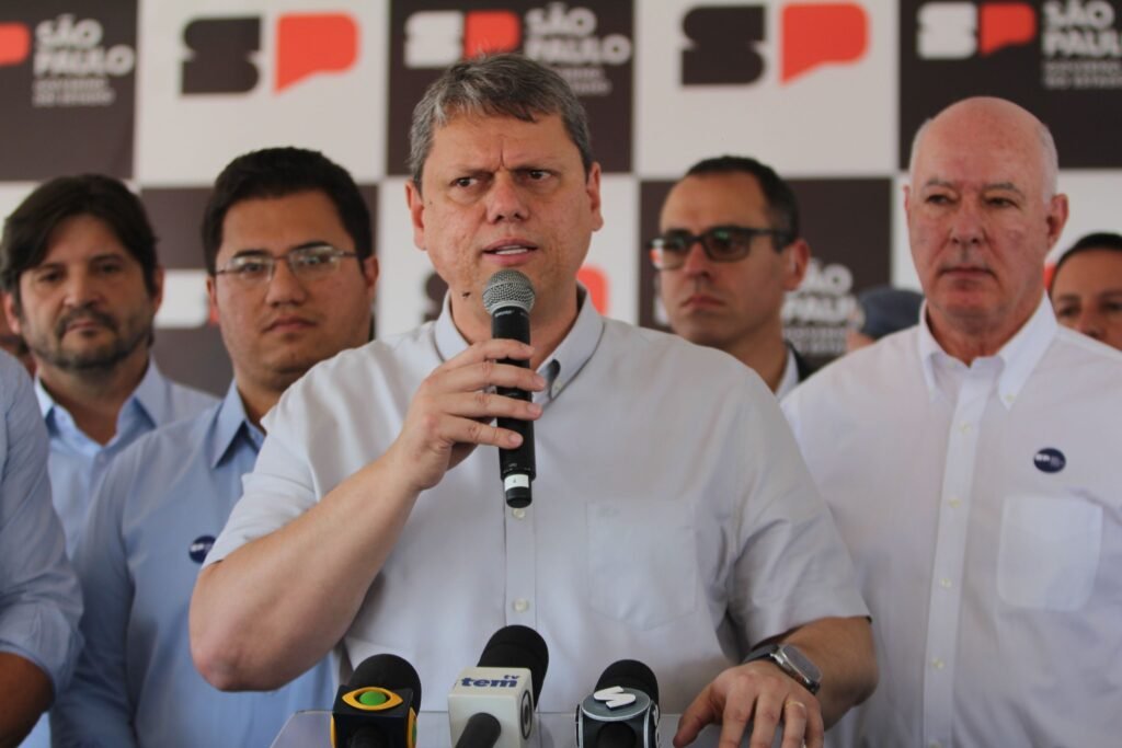 Visita de governador reúne opositores políticos e tem homenagem a falecidos por Covid