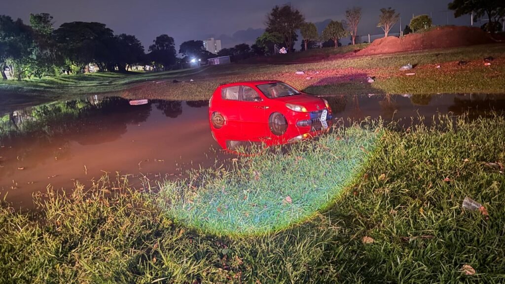 Chuvas fortes em Indaiatuba: carro é arrastado e árvores caem