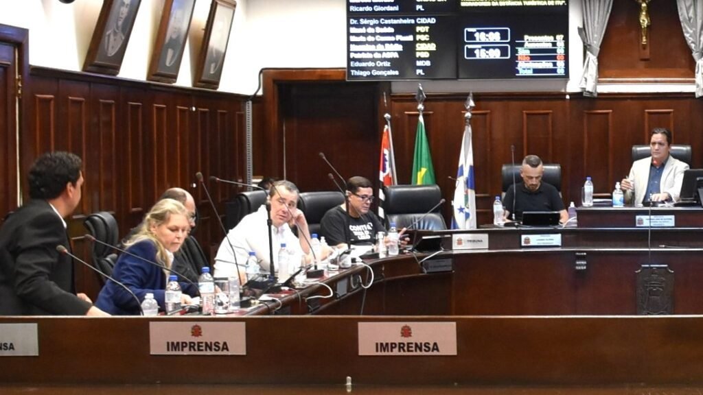 Vereador anuncia saída da base governista