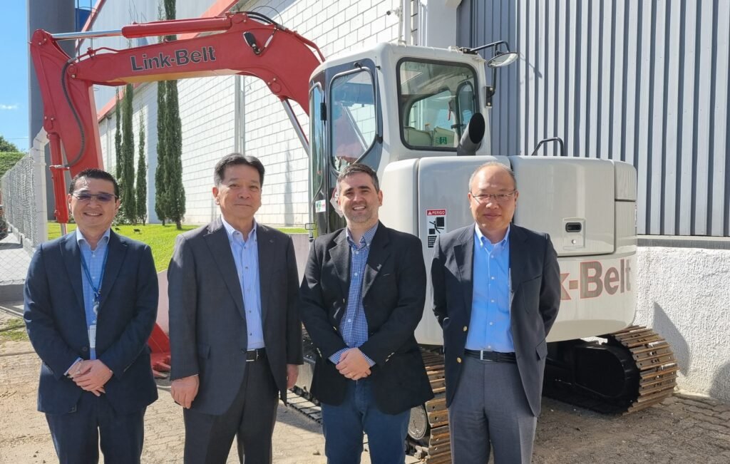 Presidente do Grupo Sumitomo, do Japão, visita sede em Itu