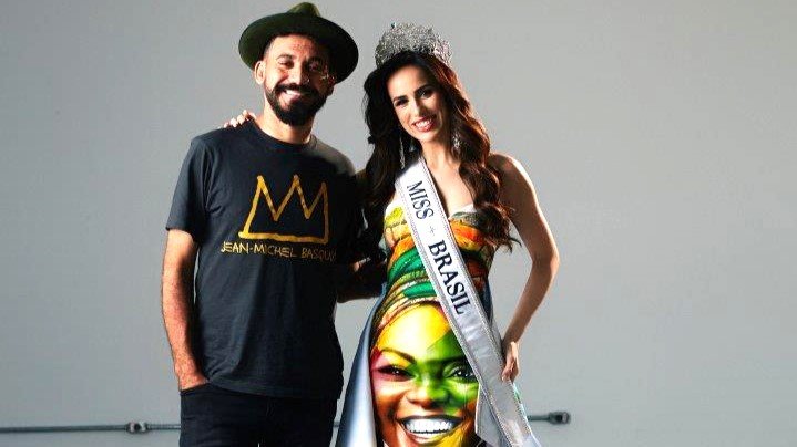 Mia Mamede coroa nova Miss Brasil vestindo obra de Eduardo Kobra
