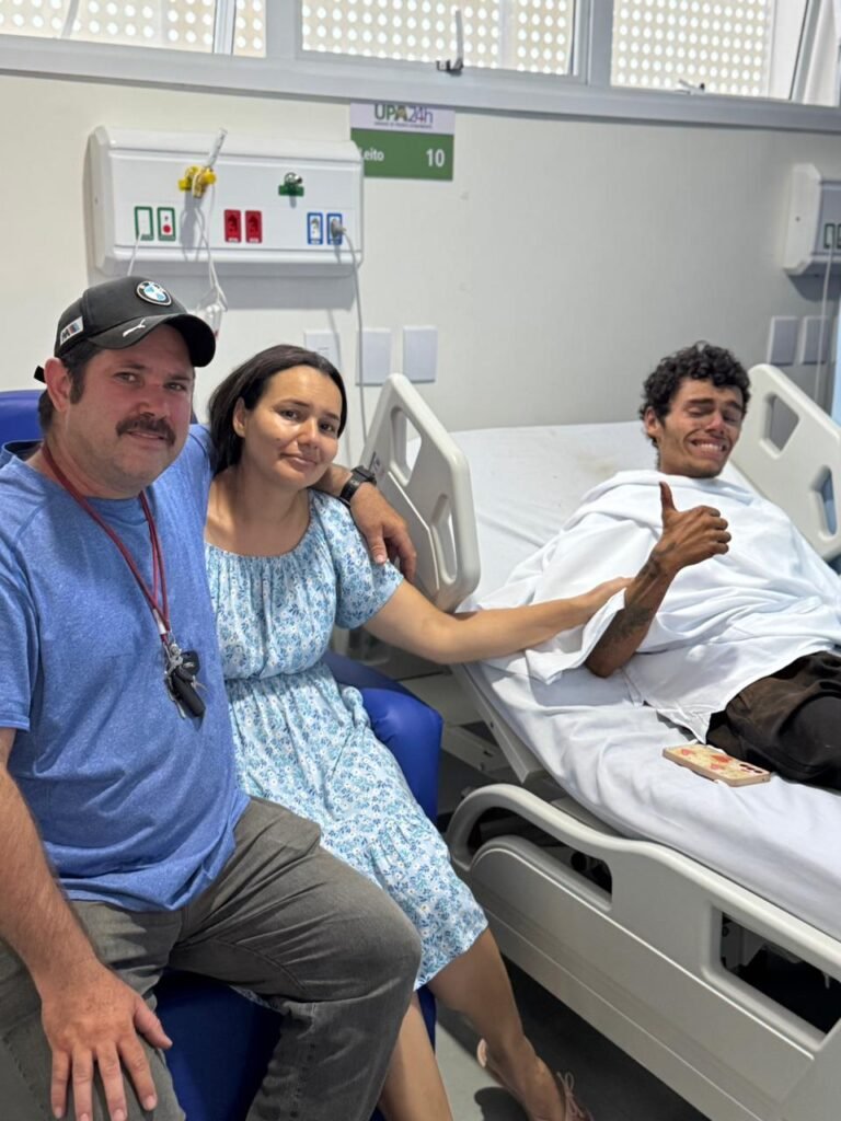 Rapaz fica 12 dias perdido em mata; família se emociona com reencontro