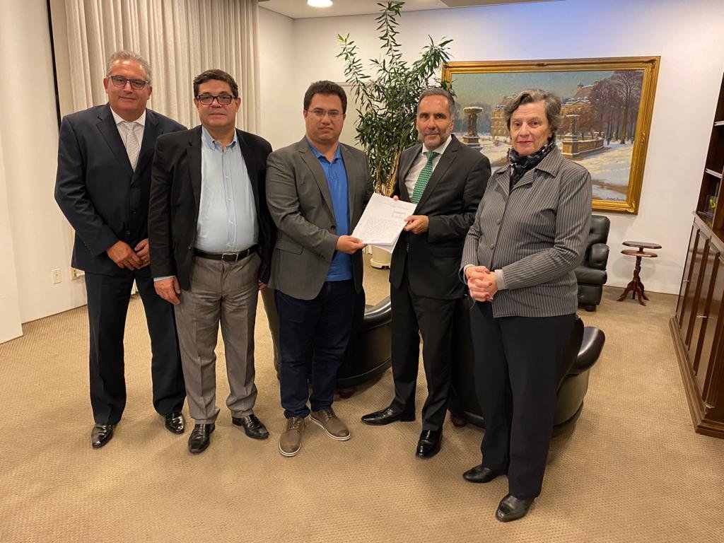 Abaixo-assinado contra a Taxa de Lixo é entregue na Procuradoria Geral do Estado