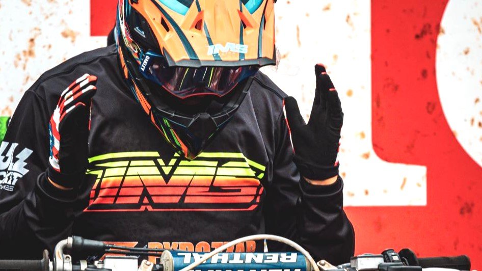 Zenni se recupera após queda em salto na prova de Jundiaí