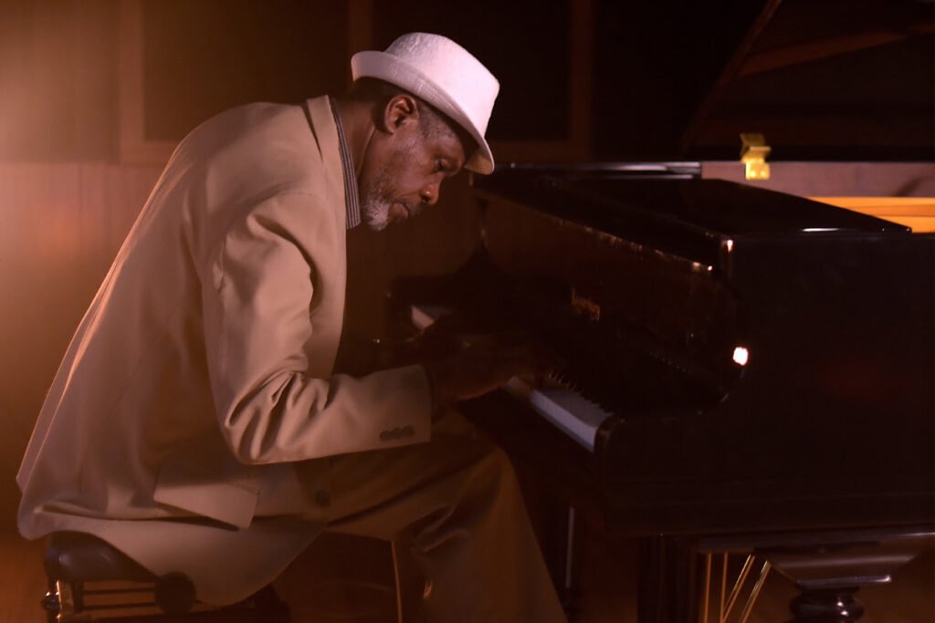 Músico lança primeiro álbum autoral aos 65 anos