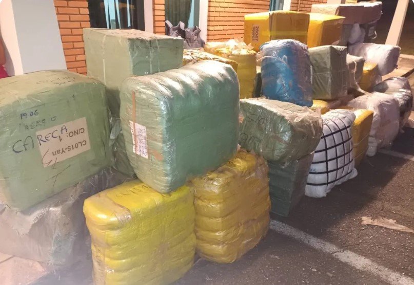 Polícia federal prende caminhoneiro por mercadorias ilícitas