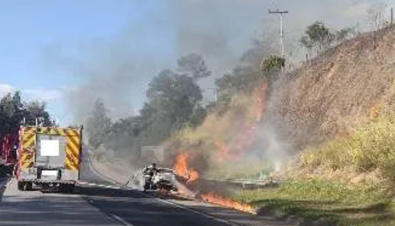 Carro pega fogo na SP-300 em Itu