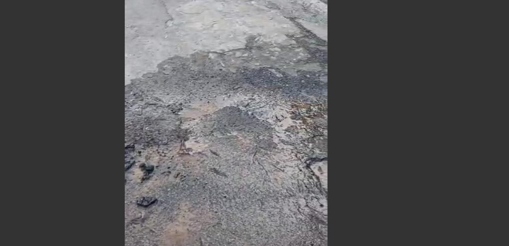 Leitores reclamam de vazamentos de água em diversos pontos da cidade