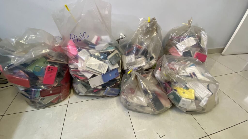 Polícia Civil apreende diversos produtos suspeitos de falsificação em shopping