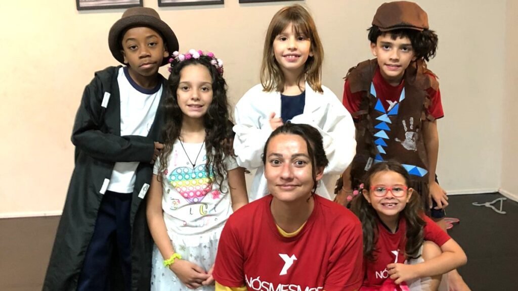 Professora da Nósmesmos é destaque em crítica teatral