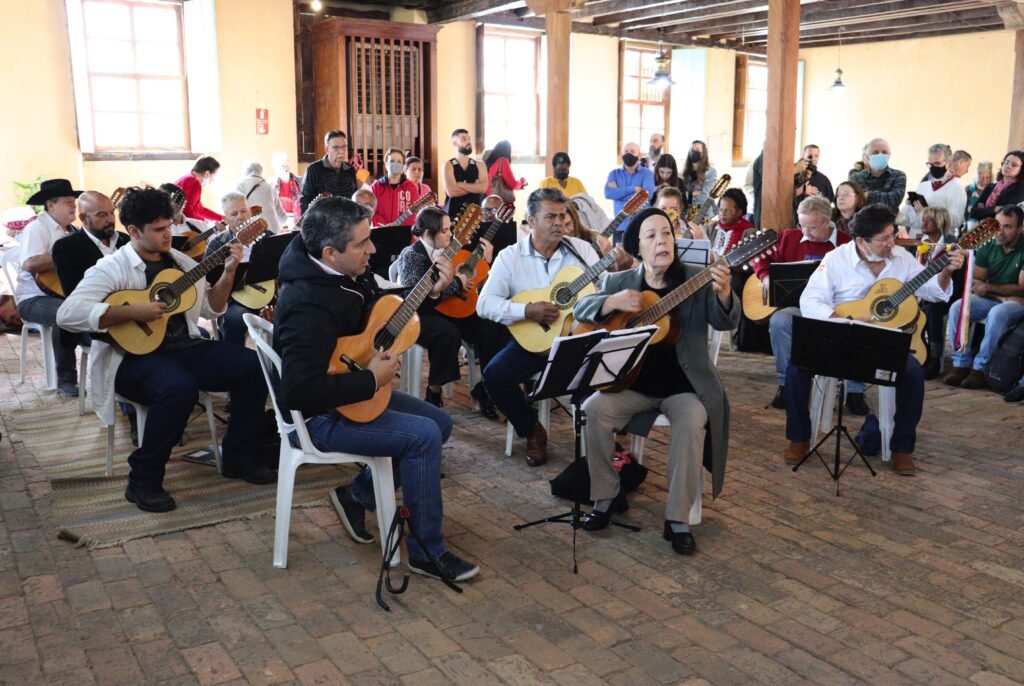 Feira de Antiguidades e Curiosidades recebe Orquestra de Viola Caipira e Urban Sketchers