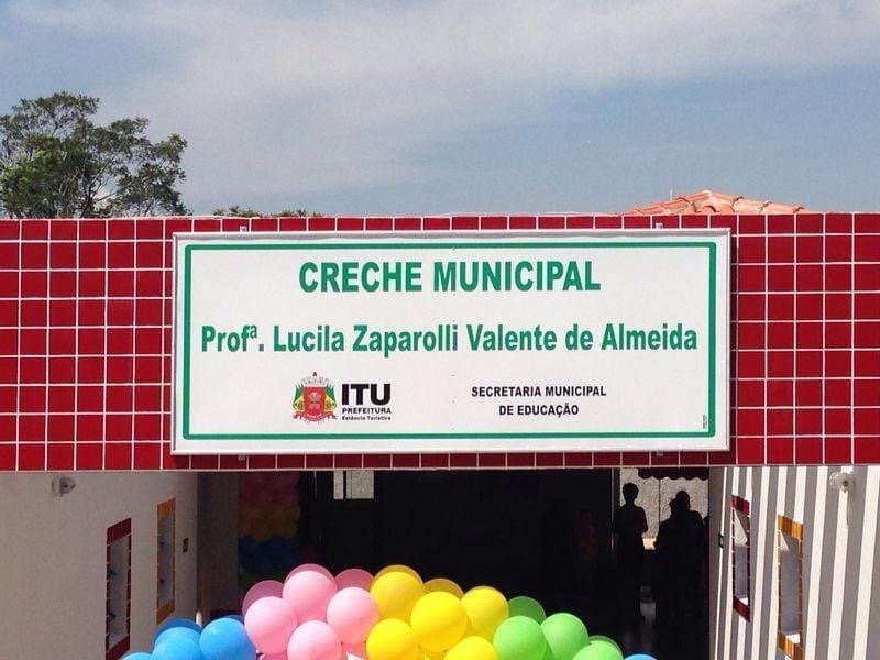 Família entrega livro de professora ituana para creche que a homenageia