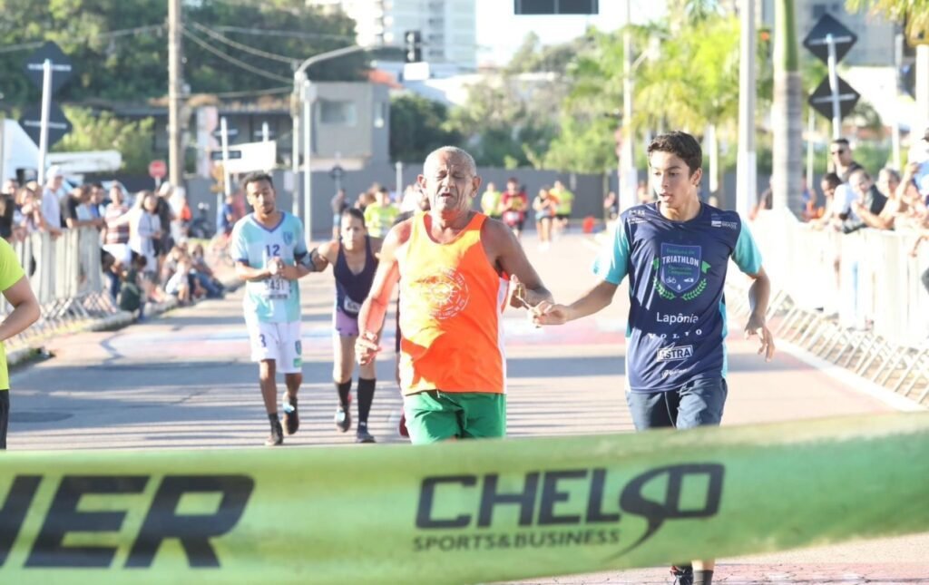 Adolescente atua como atleta-guia de deficiente visual em corrida de rua