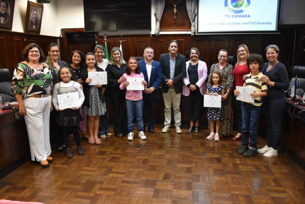 Câmara entrega diplomas &#8220;Aluno Nota Dez&#8221;