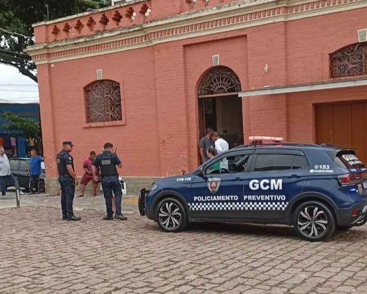 Homem é esfaqueado na região do Mercado Municipal e três suspeitos são detidos