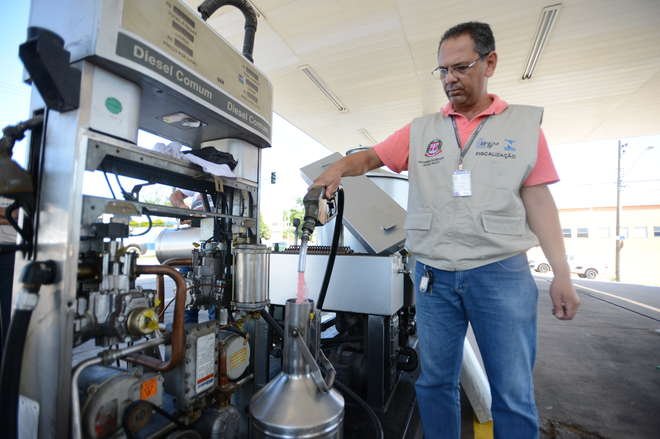 Operação autua postos de combustíveis com irregularidades