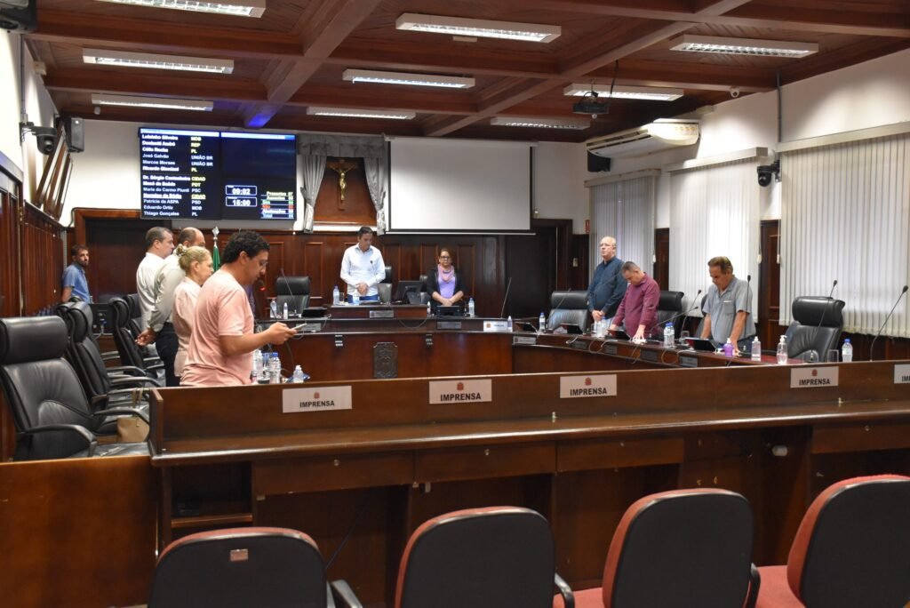 Em sessões extraordinárias, vereadores aprovam aumento para servidores municipais