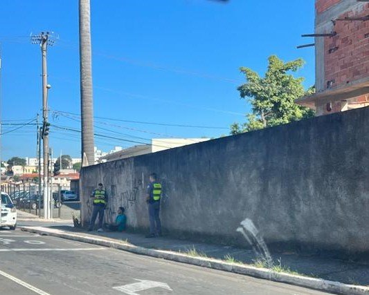 Polícia prende pedinte que era procurado por roubo