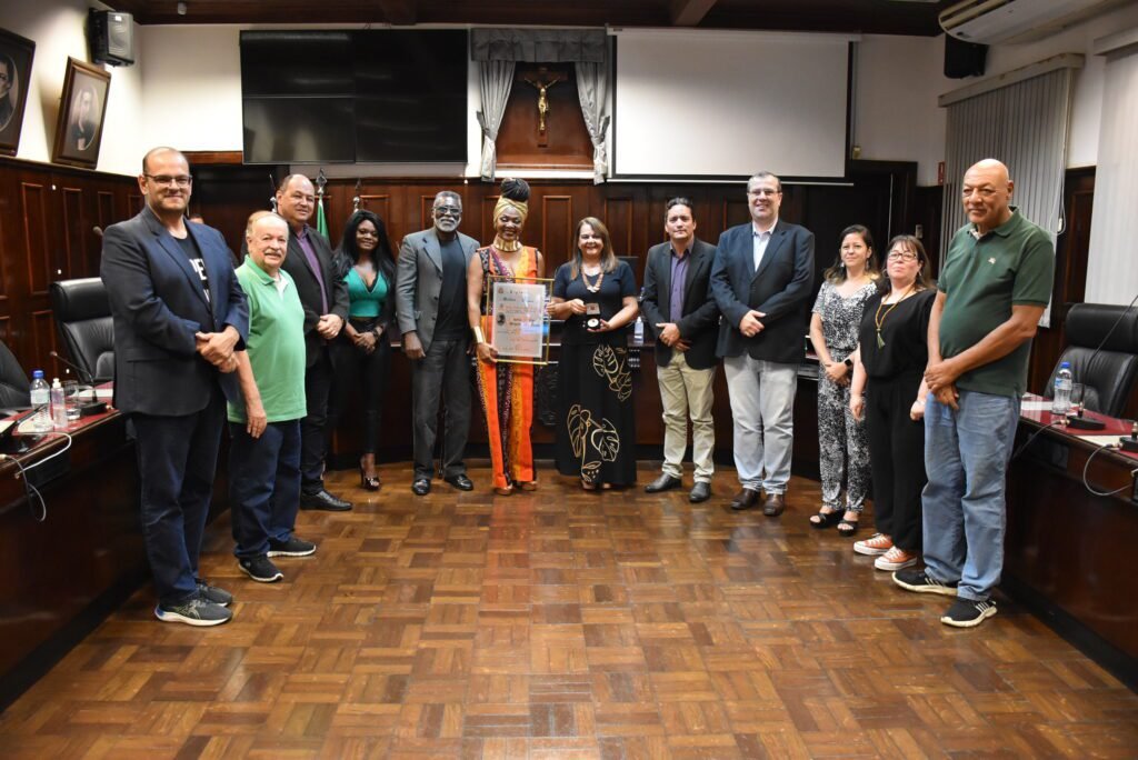 Rosalia de Campos recebe Diploma e Medalha Mulher Ituana