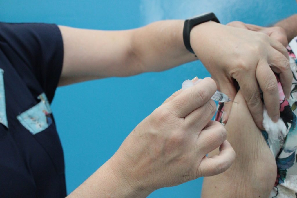 Vacinação contra a gripe acontece também aos sábados
