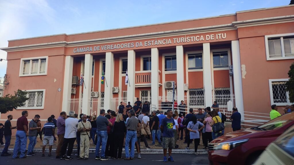 População lota Câmara de Vereadores contra taxa de lixo