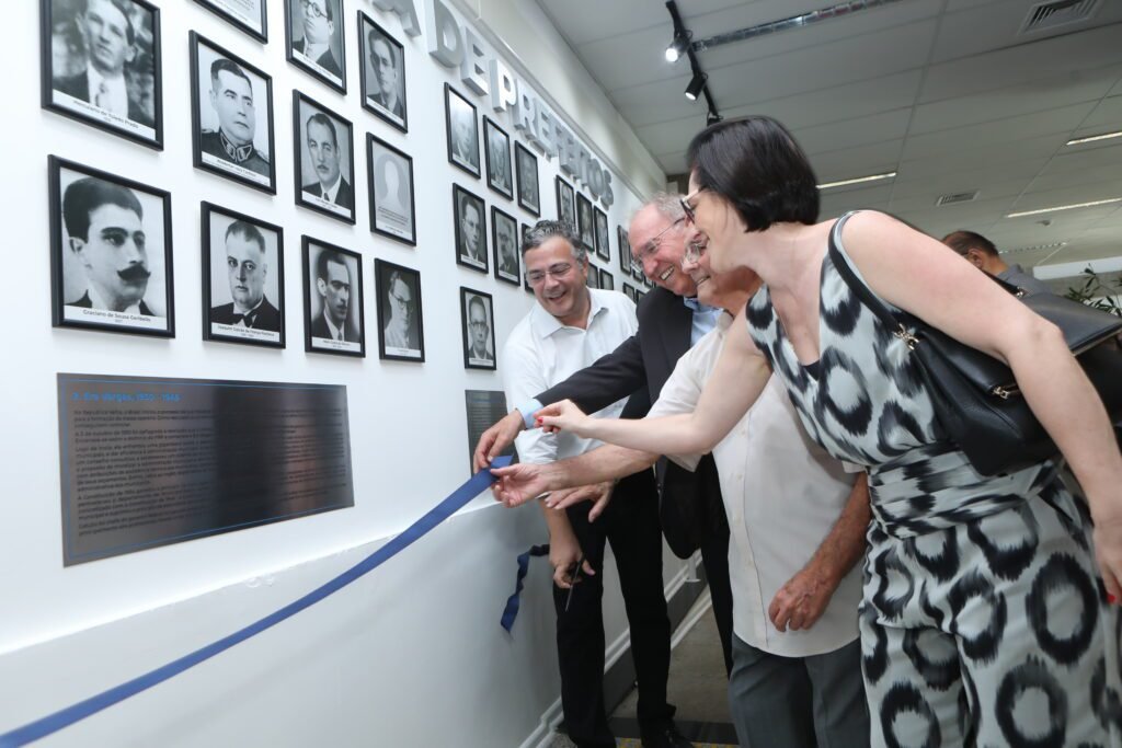 Guilherme Gazzola inaugura Galeria de Prefeitos