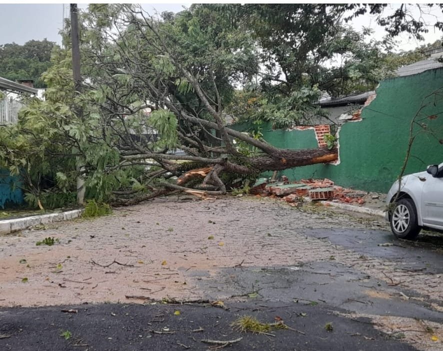 Temporal e ventos fortes causam estragos em Itu