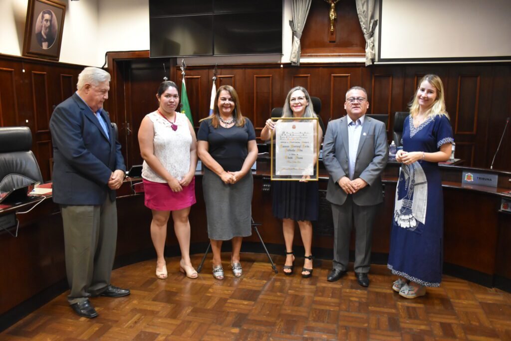 Câmara entrega Título de Cidadania à professora