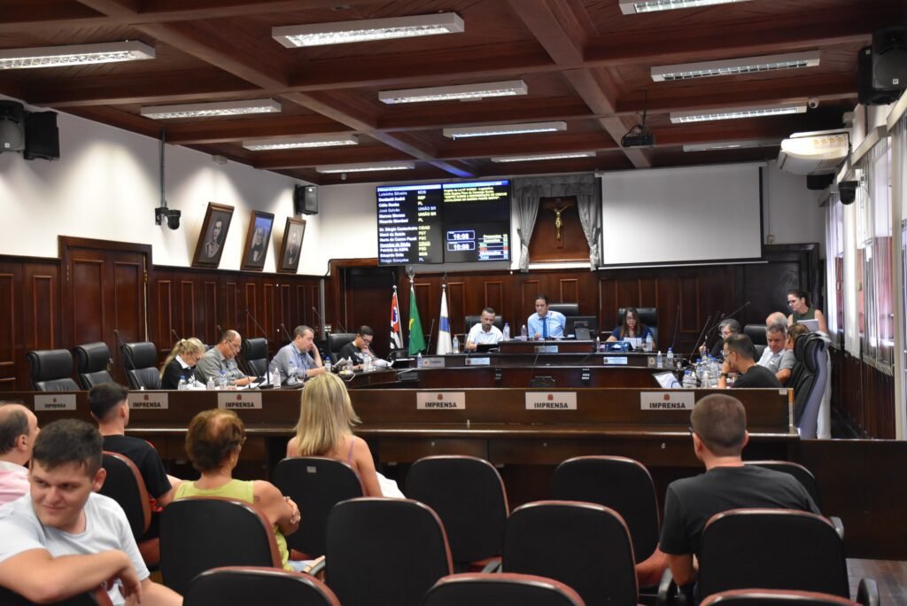 Vereadores que apoiam prefeito aprovam criação de mais funções gratificadas na Prefeitura