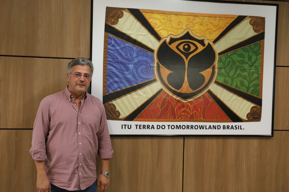 Bandeira oficial do Tomorrowland Brasil chega em Itu