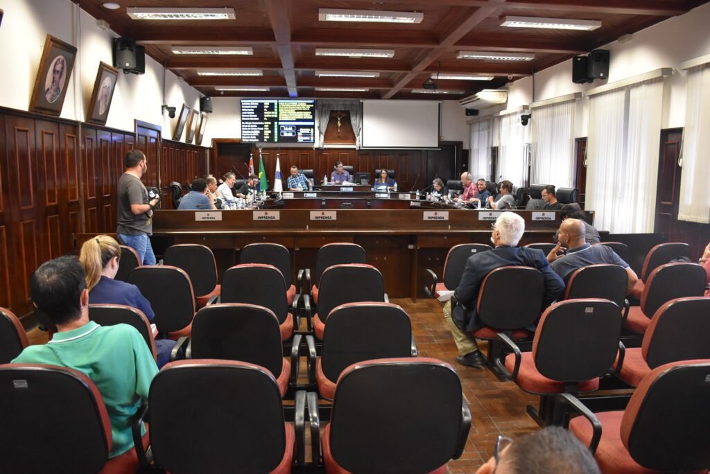 Vereadores que aprovaram taxa do lixo “esquecem” do tema