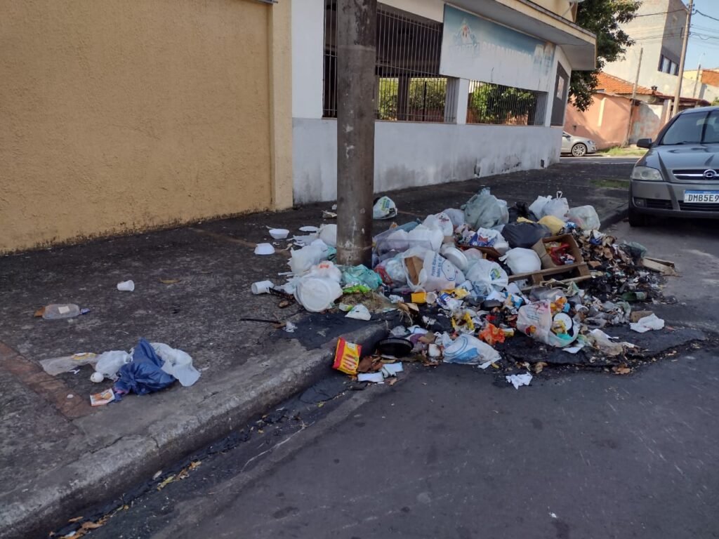 Vândalos queimam lixeiras na Vila Ianni￼