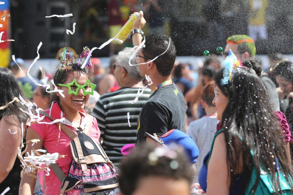 Carnaval não é feriado nacional e falta no trabalho pode render demissão