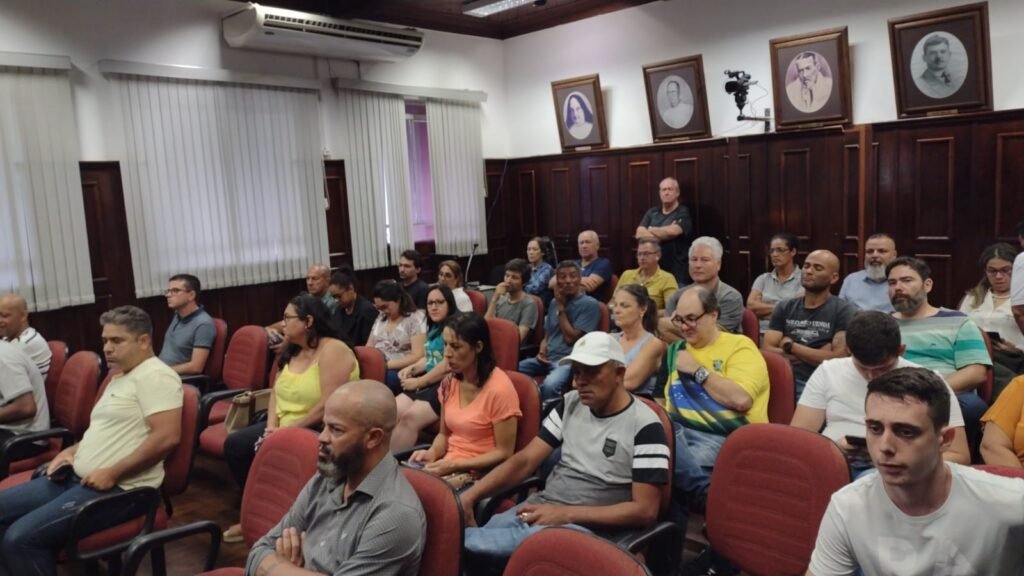 População vai até a Câmara protestar contra taxa de lixo