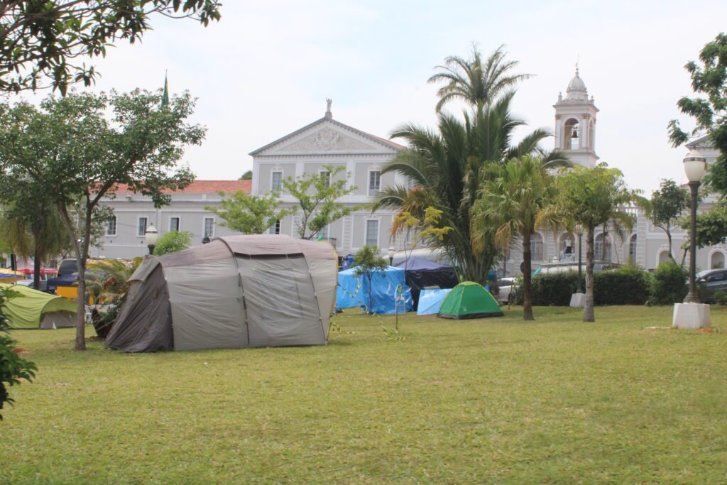 Prefeitura de Itu cumpre ordem federal para retirada de manifestantes da Praça do Quartel