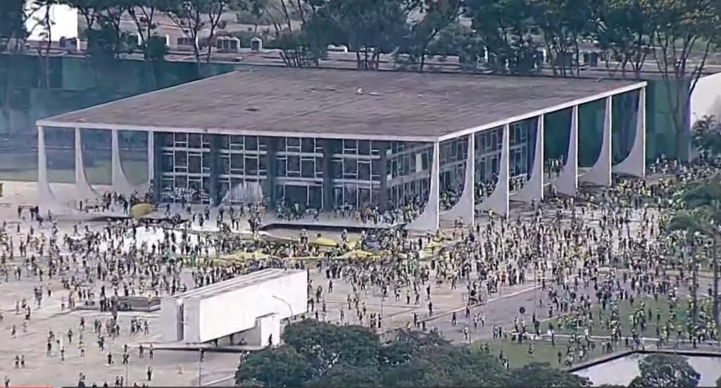 Bolsonaristas radicais invadem prédios em Brasília