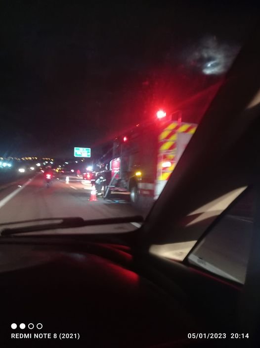 Carreta pega fogo na SP-75