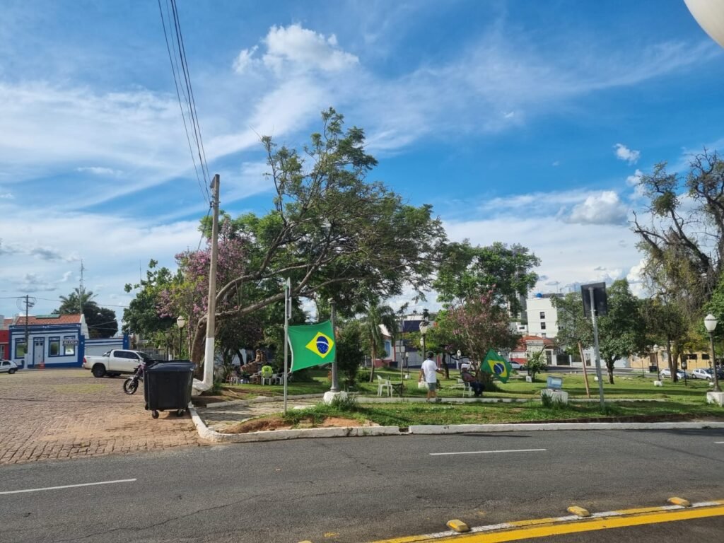 Turista que se envolveu em confusão volta ao Quartel para pedir desculpas aos manifestantes