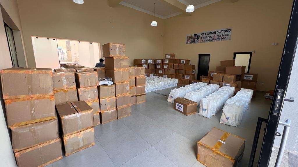 SECOM entrega mais de 3.600 kits escolares