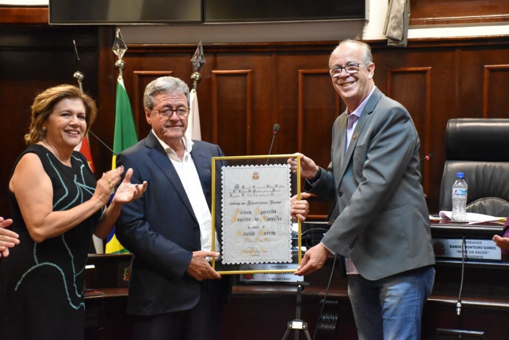 Toninho Carvalho recebe Cidadania Emérita