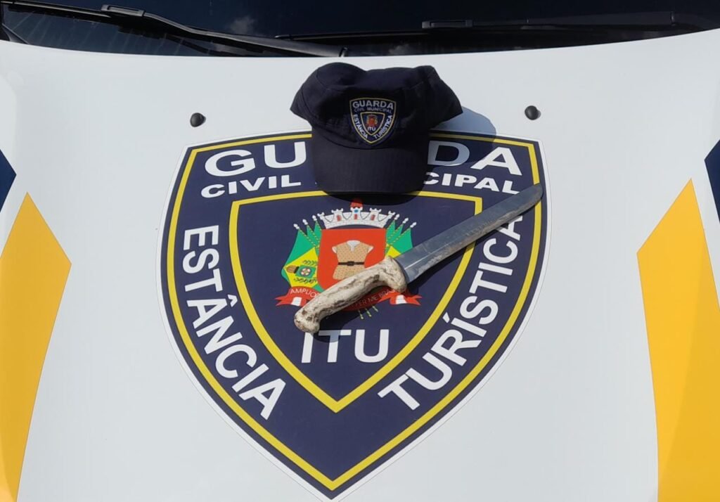 Homem ameaça ex-esposa e queima suas roupas