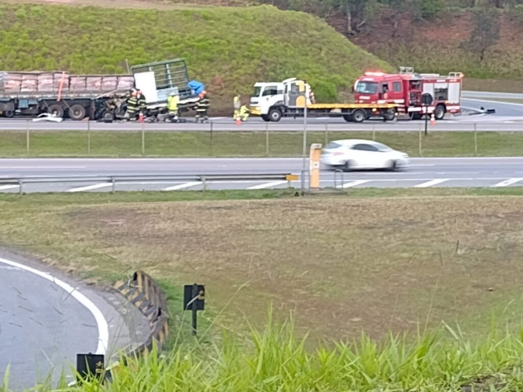 Duas pessoas morrem em acidente na SP-75