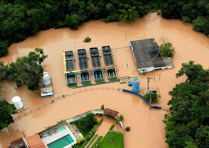 ETA de Salto é inundada e população fica sem abastecimento