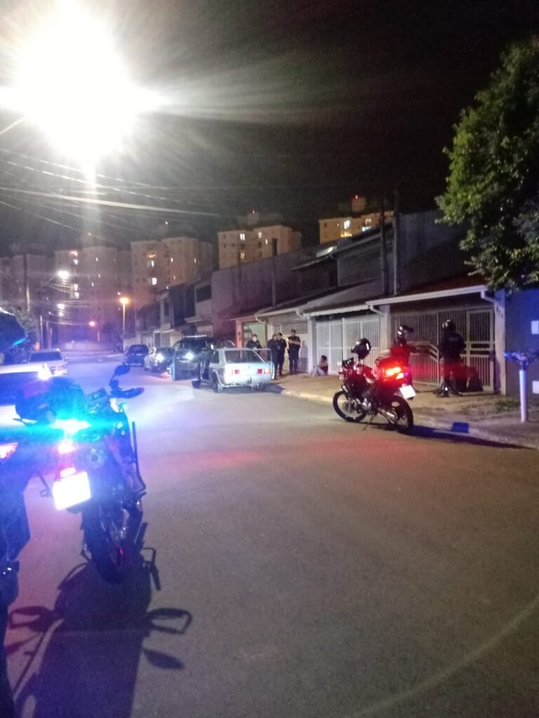 Trio foge de motel sem pagar a conta e arranca cancela com carro furtado