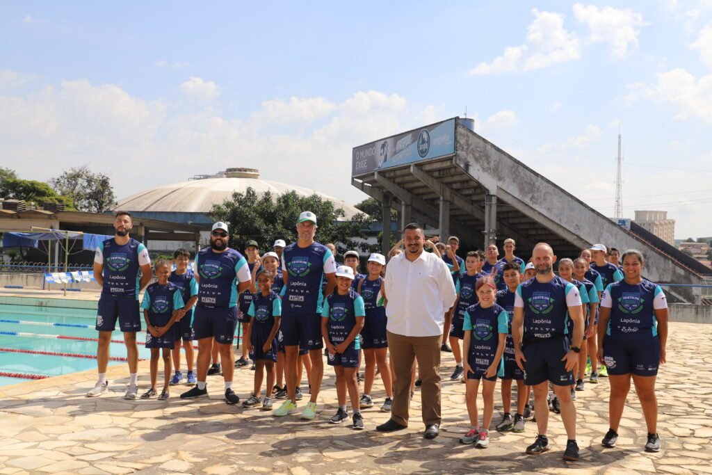 Triatleta olímpico participa de treino especial em escolinha de Itu