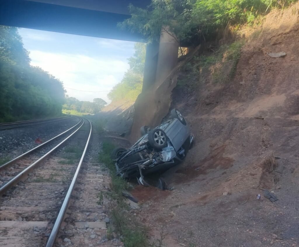 Homem morre após carro que dirigia cair de ponte  