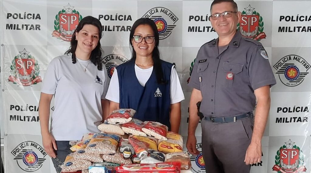 Batalhão da PM entrega alimentos para AMAI