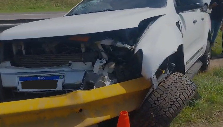Carro atinge defensa metálica em Itu e impacto impressiona