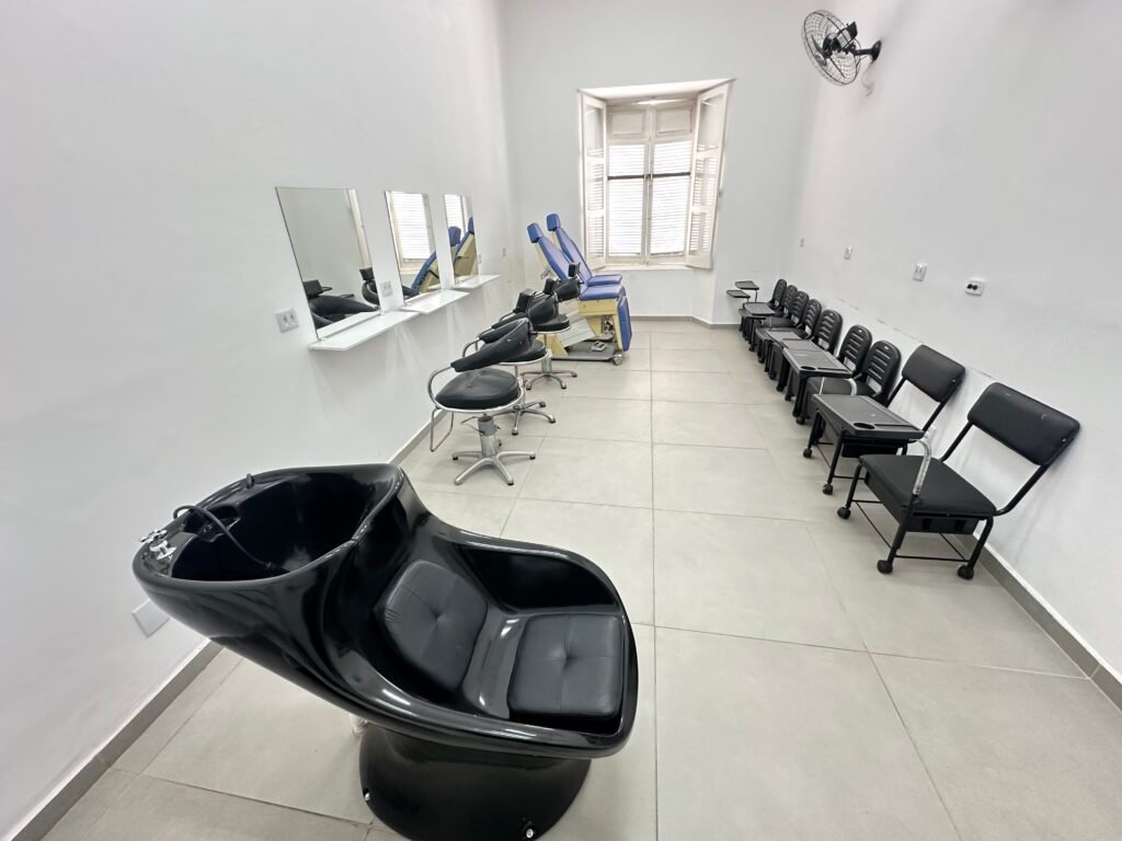 CCP oferece cursos gratuitos de progressiva e cachos